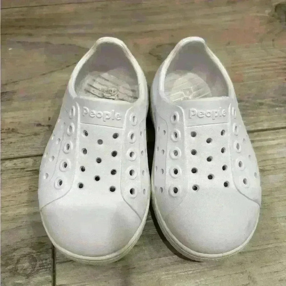 People toddler white shoes size 4 - Picture 4 of 4